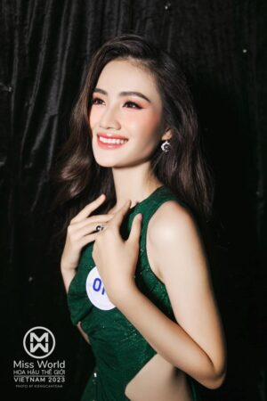 Vẻ đẹp tỏa sáng với nụ cười tươi rói của Tân Hoa hậu.