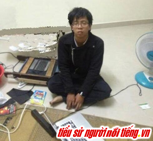 Hình ảnh chân dung của Hacker Nguyễn Văn Hòa trong tình trạng bị bắt giữ.