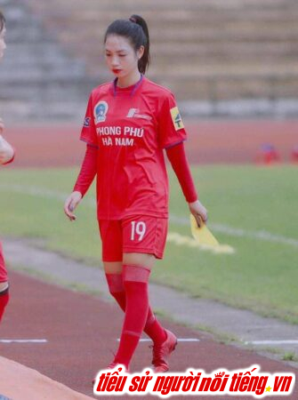 Vẻ đẹp tự nhiên và duyên dáng của Trần Thị Duyên khiến cho cô trở thành một trong những người phụ nữ được yêu thích nhất trong giới bóng đá Việt Nam.