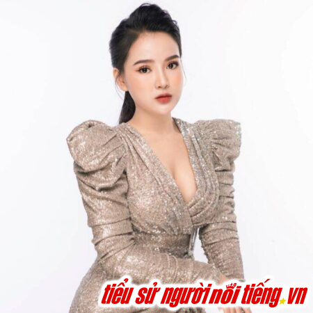 Nguyễn Trang Anh, một tâm huyết với nghề, tỏa sáng với vẻ đẹp tự nhiên và rạng rỡ.