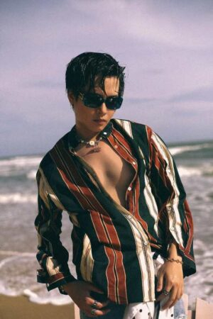Hot boy Dư Khánh Vũ không chỉ có nhan sắc hoàn hảo, mà còn có mái tóc trendy và phong cách grooming tinh tế, khiến anh trở thành biểu tượng thời trang của giới trẻ.