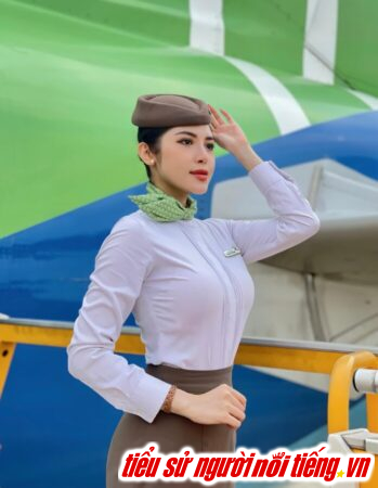 Nữ tiếp viên hàng không quyến rũ, Phan Quế Chi, đã khiến người hâm mộ phải ngất ngây với vẻ đẹp của mình.