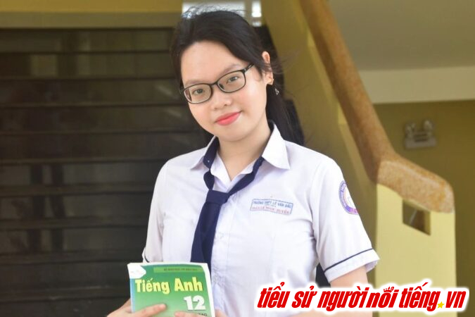 Trần Lê Ngọc Huyền, nữ sinh đạt danh hiệu thủ khoa tốt nghiệp THPT năm 2023 tại tỉnh Bạc Liêu.