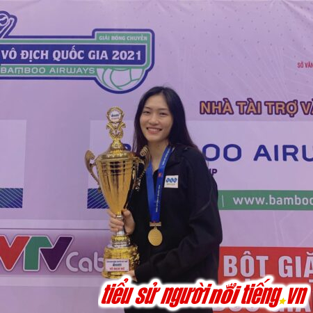 Với tài năng bóng chuyền đỉnh cao, Trần Việt Hương tỏa sáng trên sân với khả năng điều khiển bóng tuyệt vời.