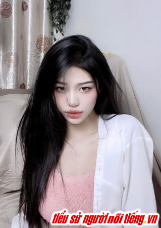Gương mặt ngọt ngào của Hot Girl Thanh Tuyền luôn gợi cảm hút hồn người đối diện.
