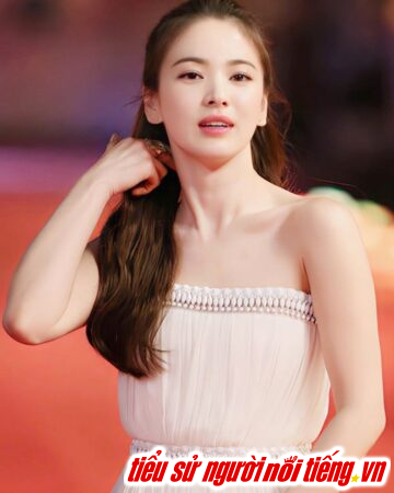 Sự nghiệp diễn xuất của Song Hye Kyo bắt đầu vào năm 1996 khi cô được chọn đóng vai chính trong bộ phim truyền hình đầu tiên của mình là "First Love"