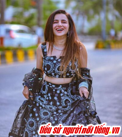 Bhavini's love for health and fitness is evident from her toned physique and regular gym sessions. Additionally, she is an animal lover and enjoys spending quality time with her furry friends