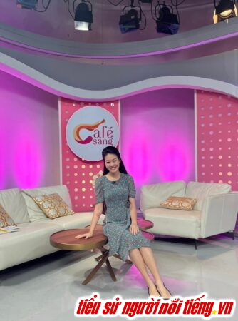 Với vẻ đẹp xinh đẹp và sự cuốn hút tự tin, Hồng Nhung đã trở thành một trong những biên tập viên truyền hình nổi tiếng và được khán giả yêu mến hàng đầu tại Việt Nam.