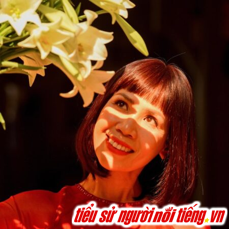 Ca sĩ Hồng Vy nổi tiếng với giọng hát soprano độc đáo, là một trong những soprano nổi bật trong làng nhạc thính phòng và cách mạng.