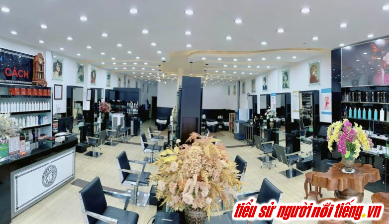 Không gian salon tại Khánh Phong Cách Hair Salon - Một thiên đường thư giãn và sang trọng, mang đến cảm giác thoải mái và ấm cúng cho khách hàng.