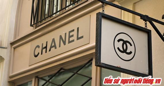 Thương hiệu Chanel đã trở thành biểu tượng của sự thanh lịch, sang trọng và đẳng cấp trong ngành công nghiệp thời trang. Những thiết kế của Chanel luôn tôn vinh vẻ đẹp và quyền uy của phụ nữ.