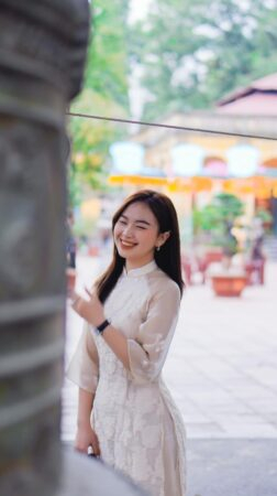 Là cựu học sinh trường Trung học phổ thông Hàm Rồng (Thanh Hóa), Trúc Linh được thầy cô nhận xét tích cực về học tập và rèn luyện.