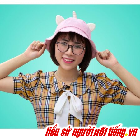 Thơ Nguyễn, tên thật là Nguyễn Hồng Thơ, là một YouTuber nổi tiếng và được biết đến rộng rãi trong cộng đồng mạng Việt Nam.