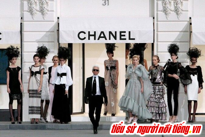  Mỗi sản phẩm của Chanel được chăm chút tỉ mỉ, từ chất liệu đến thiết kế, tạo nên những tác phẩm thời trang độc đáo và đẳng cấp.