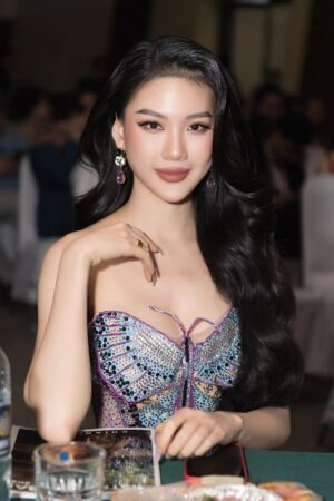 Cô ấy đã giành được nhiều giải thưởng, bao gồm Hoa hậu Áo dài Việt Nam Thế giới 2017, Giải Vàng Siêu mẫu Việt Nam 2018 và Siêu mẫu Quốc tế 2022