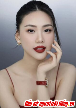 Bùi Quỳnh Hoa sinh năm 1998 tại Hà Nội và đã trở thành một người mẫu và hoa hậu quốc tế nổi tiếng của Việt Nam