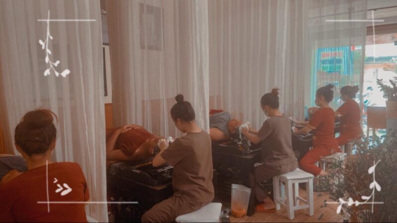 Không gian thư giãn hoàn hảo: Gừng Chanh Sả Spa tạo không gian riêng tư, yên tĩnh và thoải mái với các giường gội đầu được ngăn cách màn che, kết hợp cùng hương thơm dễ chịu.