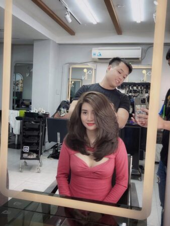 Điểm đáng khen ngợi của Hair Salon Phú Nguyễn là khả năng tư vấn và lựa chọn kiểu tóc phù hợp với gương mặt của từng khách hàng. Nhờ vậy, khách hàng luôn tự tin với diện mạo của mình sau khi được tạo kiểu tại đây.