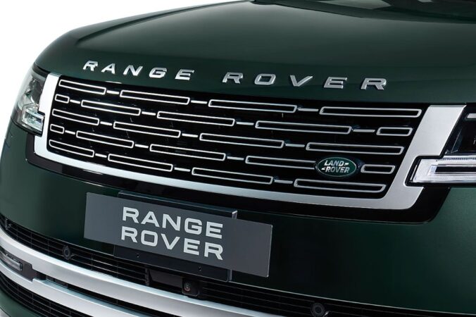 Land Rover là biểu tượng không thể thiếu trong thế giới ôtô hạng sang, với sự đẳng cấp và sức mạnh của những mẫu xe địa hình và SUV đỉnh cao.