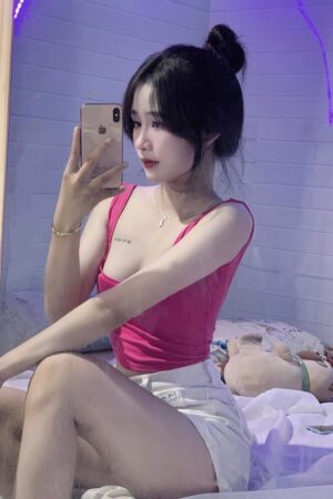 Trang phục thể thao, phóng khoáng và năng động.