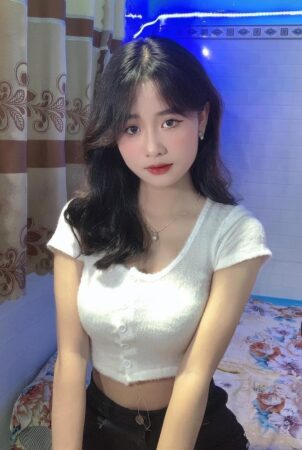 Màu son hồng ngọt ngào, làm nổi bật đôi môi quyến rũ.