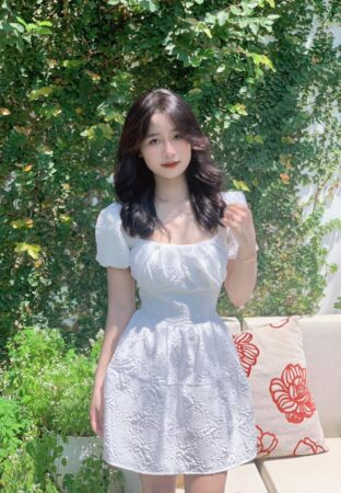Khoác váy dạ hội, cô nàng tỏa sáng như một nữ hoàng.