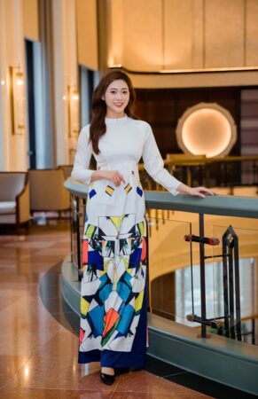 Với tài năng đa dạng, Huyền Trang biến hóa mình trong áo dài và thể hiện sự cuốn hút không thể cưỡng lại.