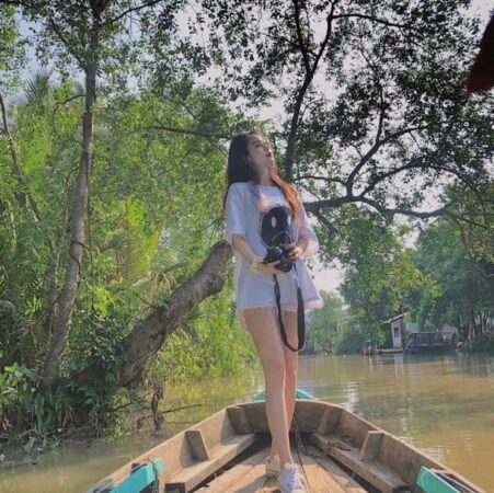Khuôn mặt đáng yêu và phong cách trẻ trung là điểm nhấn của Hoa Tường Vi.