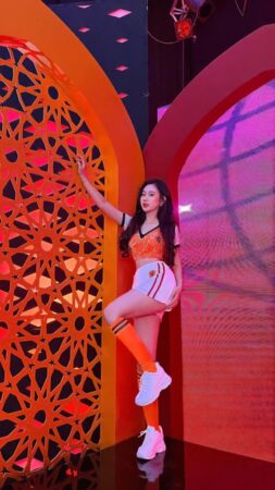 Vóc dáng thon gọn và duyên dáng của cô nàng khiến ai nhìn cũng trầm trồ.