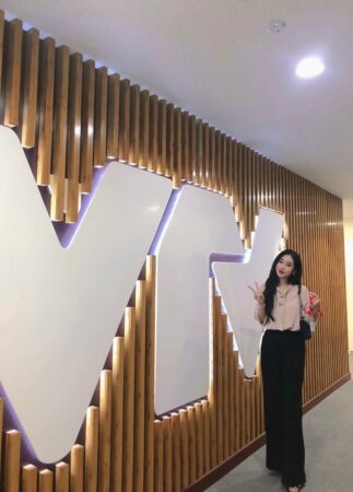 Sự tự tin và nét quyến rũ tự nhiên khiến Hoa Tường Vi trở thành một ngôi sao sáng.