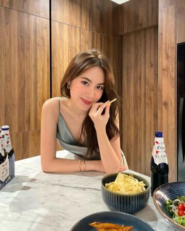 Nhan sắc tuyệt mỹ kết hợp tinh tế giữa Việt và Lào.