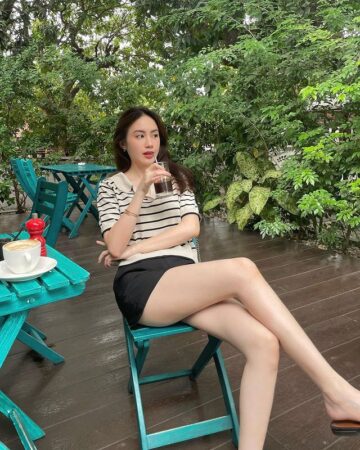 Dáng vóc mảnh mai, thanh thoát như mơ.
