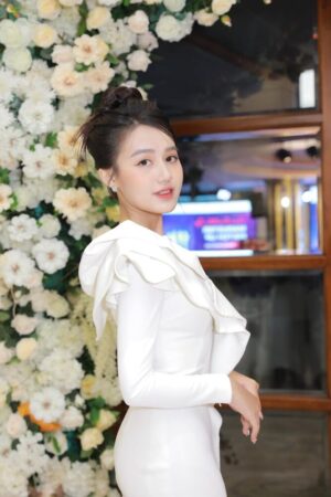 Gu thời trang tinh tế và cá tính của Hạnh khiến cô luôn tỏa sáng trên sân khấu.