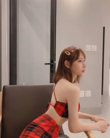 Sự thanh khiết và quyến rũ trên gương mặt của Lê Trương Tú Phụng tạo nên một vẻ đẹp độc đáo, biến cô trở thành một biểu tượng xinh đẹp đáng chú ý.