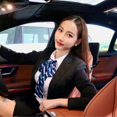 Vẻ thanh tú và nét đẹp của Lê Trương Tú Phụng tạo nên một khả năng gây ấn tượng độc đáo và quyến rũ.