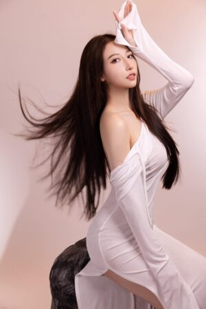Lê Trương Tú Phụng thể hiện khả năng linh hoạt khi có thể chuyển đổi giữa phong cách trẻ trung và vẻ quý cô tinh tế, thể hiện khả năng thích nghi mượt mà trong mọi tình huống.