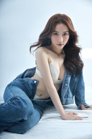 Với vẻ đẹp đa dạng và sự đa chiều trong nhan sắc, Lê Trương Tú Phụng trở thành biểu tượng hòa trộn giữa vẻ gợi cảm và vẻ tinh tế độc đáo.