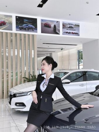 Sự tự tin pha lẫn với sự nữ tính trong biểu cảm của cô tạo nên vẻ đẹp độc đáo.