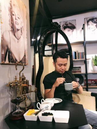 Sự nhiệt huyết và tận tâm của Thầy trong việc truyền đạt kiến thức đã tạo nên một môi trường học tập đầy sôi động và tương tác.