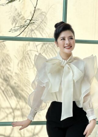 Sự thanh lịch và duyên dáng trong cách cô ấy diện trang phục luôn khiến người ta phải ngạc nhiên.