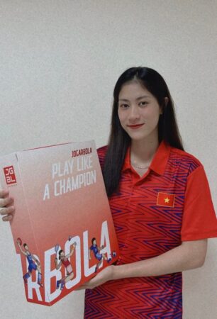 Hình ảnh Kiều Trinh cười tươi và thoải mái trong những buổi họp mặt bạn bè thể hiện tính cởi mở và hòa đồng của cô.