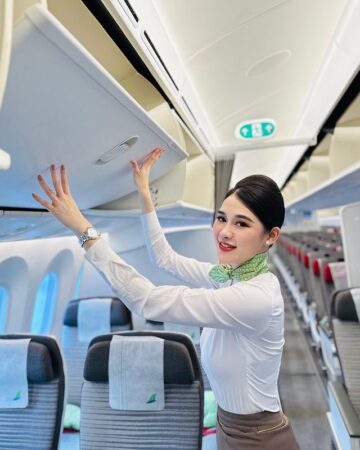 Vẻ đẹp tự nhiên của Nguyễn Trâm Anh thể hiện qua đôi mắt to tròn và nụ cười tươi tắn, tạo nên một hình ảnh cuốn hút.