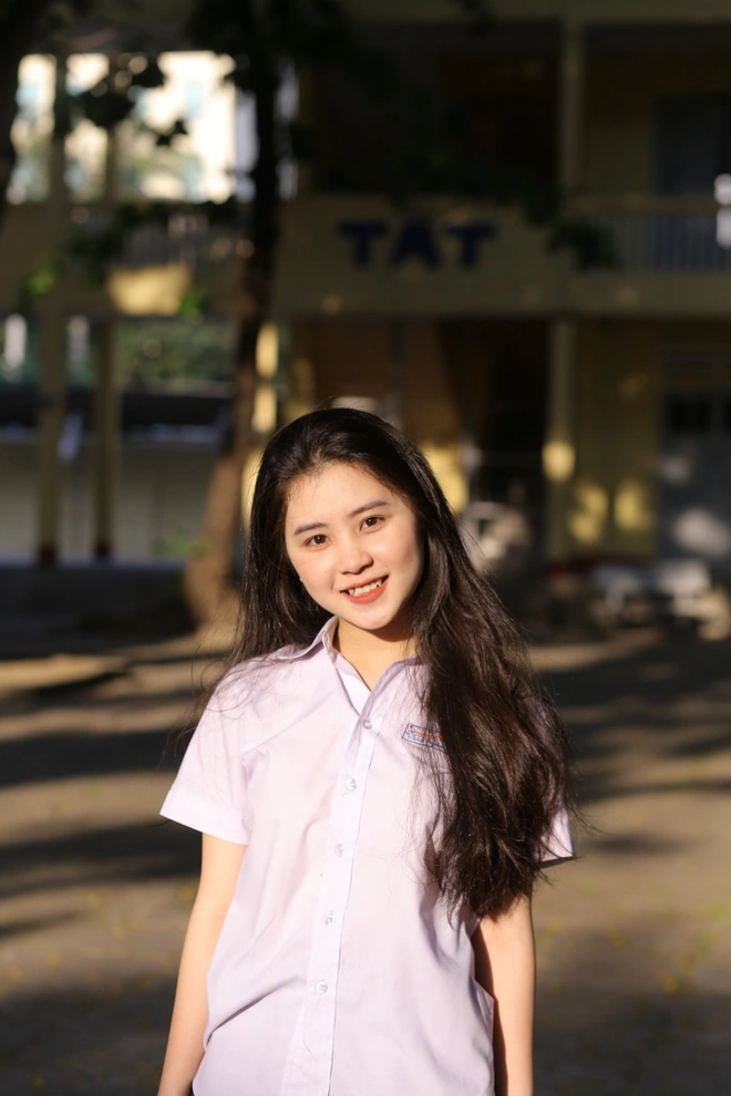 Bích Ngân sở hữu nụ cười tươi rói, làn da trắng mịn và đôi mắt sáng lấp lánh, tạo nên một ngoại hình rất thu hút.