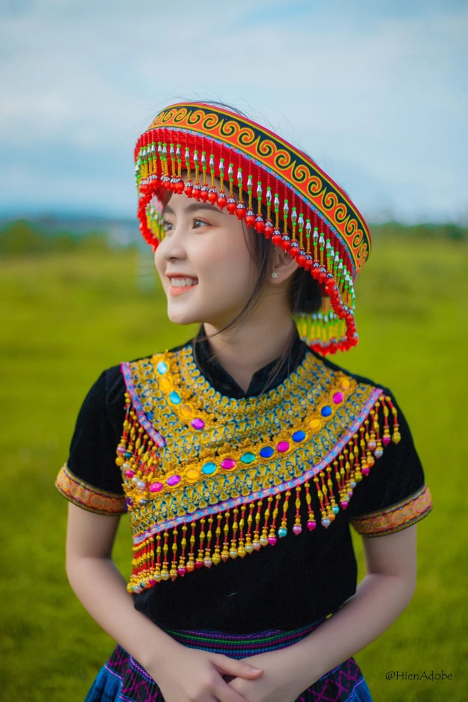 Không cần quá nhiều trang điểm, Bích Ngân vẫn toát lên sự tươi trẻ và rực rỡ trong từng bức ảnh.