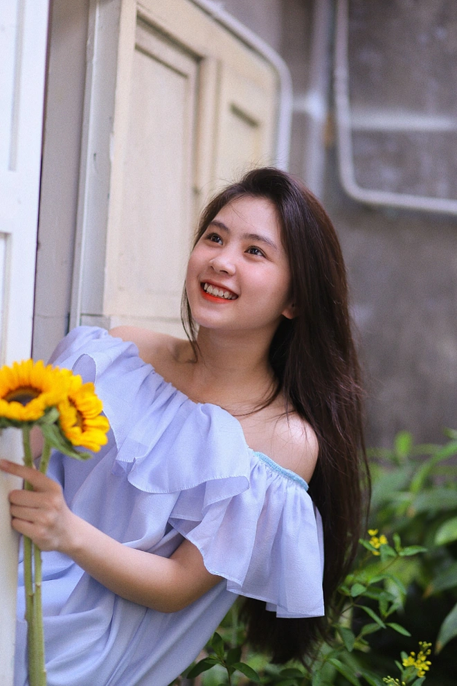 Với mái tóc dài và óng ả, Bích Ngân trông rất đẹp và cuốn hút mọi ánh nhìn.