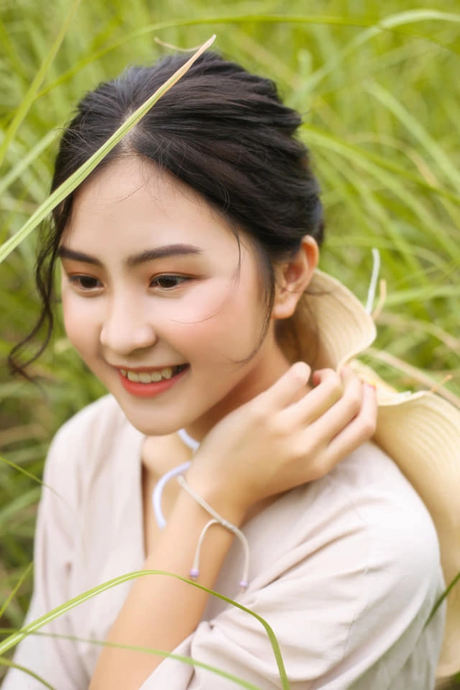 Nụ cười của Bích Ngân luôn tươi tắn và rạng rỡ, làm cho mọi người xung quanh cảm thấy vui vẻ và thoải mái.