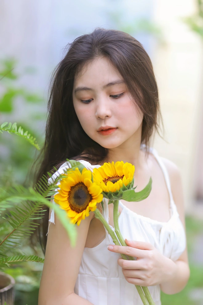 Bích Ngân sở hữu thân hình cân đối, vừa gợi cảm lại không quá gầy gò, đem lại sự tự tin và quyến rũ cho cô.