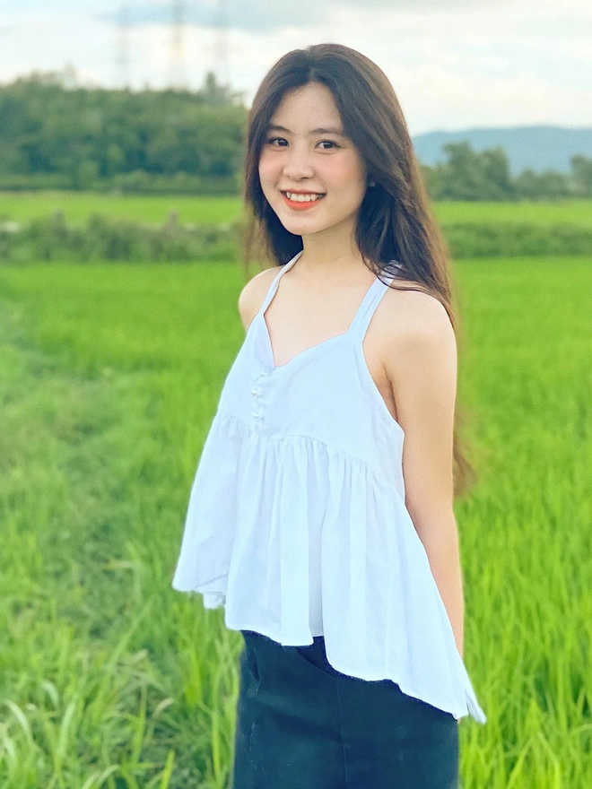 Bích Ngân sở hữu chiều cao lý tưởng và thân hình đồng hồ cát, đem lại cho cô ngoại hình rất hoàn hảo.
