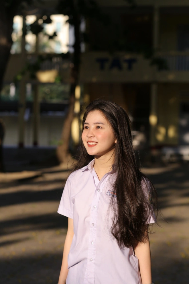 Nét đẹp Á Đông hiện rõ trên khuôn mặt của Bích Ngân, tạo nên một ngoại hình độc đáo và ấn tượng.