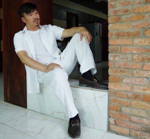 Ca sĩ Quang Lập là một nghệ sĩ đa tài với khả năng thể hiện nhiều thể loại nhạc, đặc biệt là Bolero, bằng giọng hát đầy cảm xúc và tình cảm.